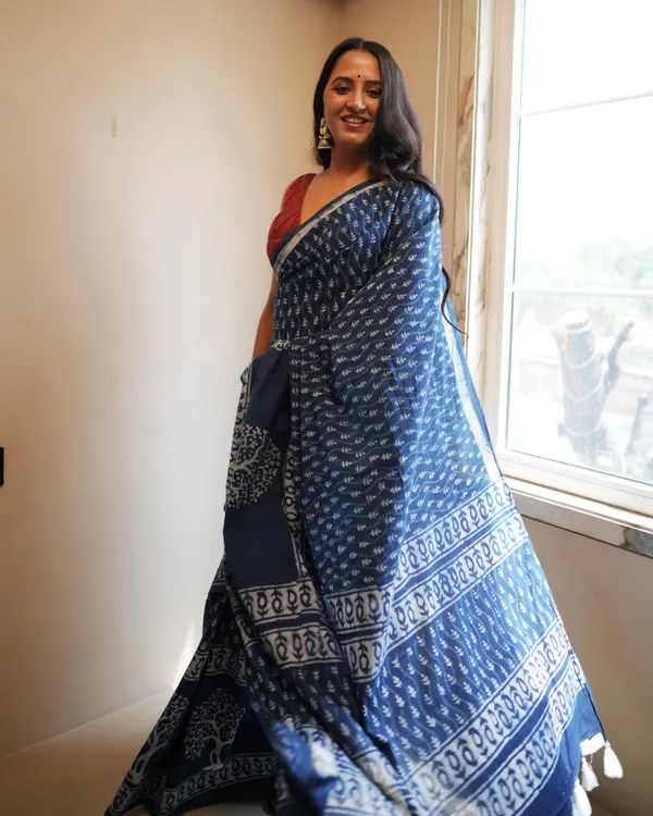 Indigo_Cotton_Butti_Dabu_Print_Mul_Saree_With_Tassels_For_Women